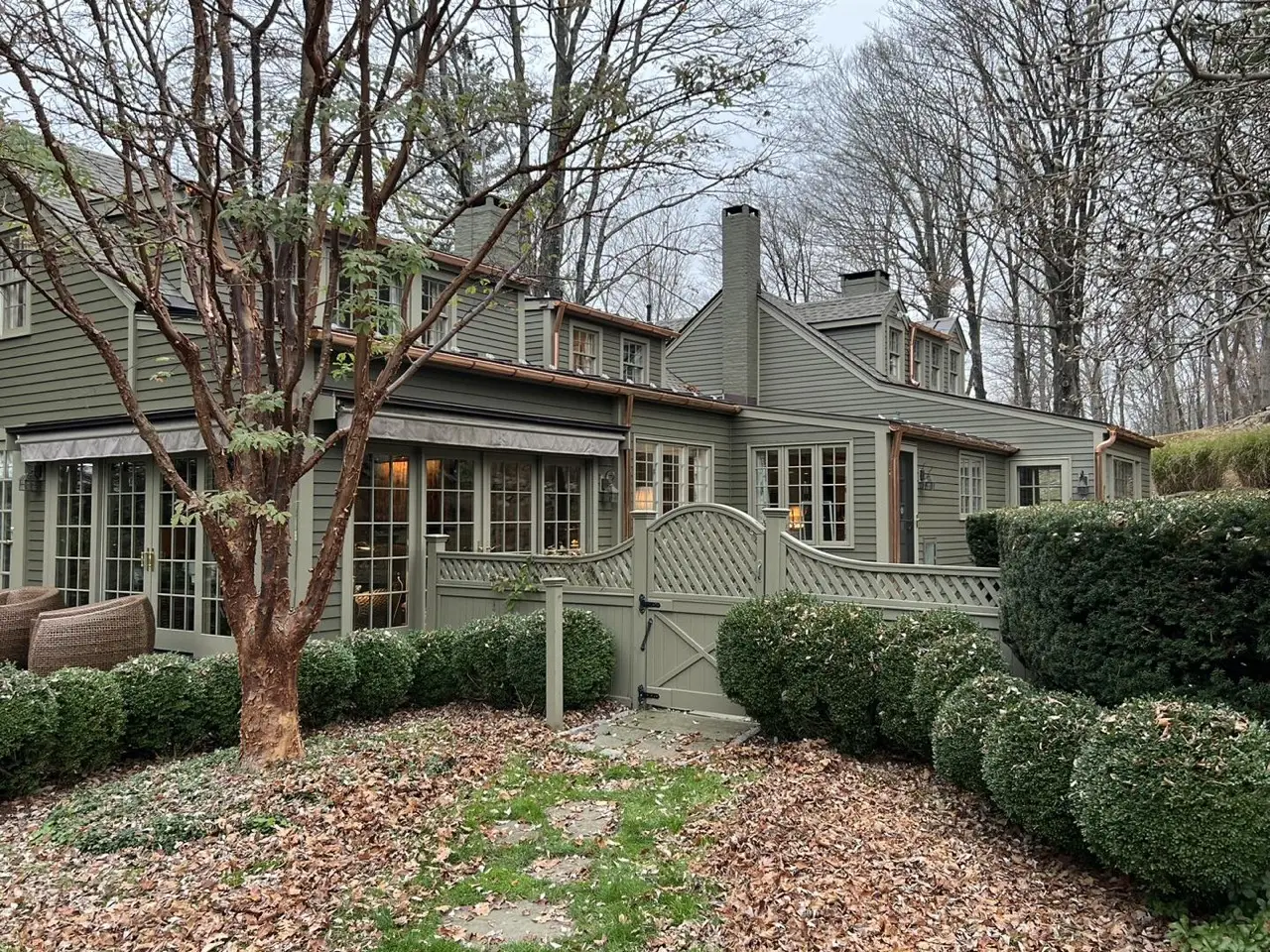Home in Southbury, CT with new Atlas roofing and CertainTeed siding by Martin's Aluminum
