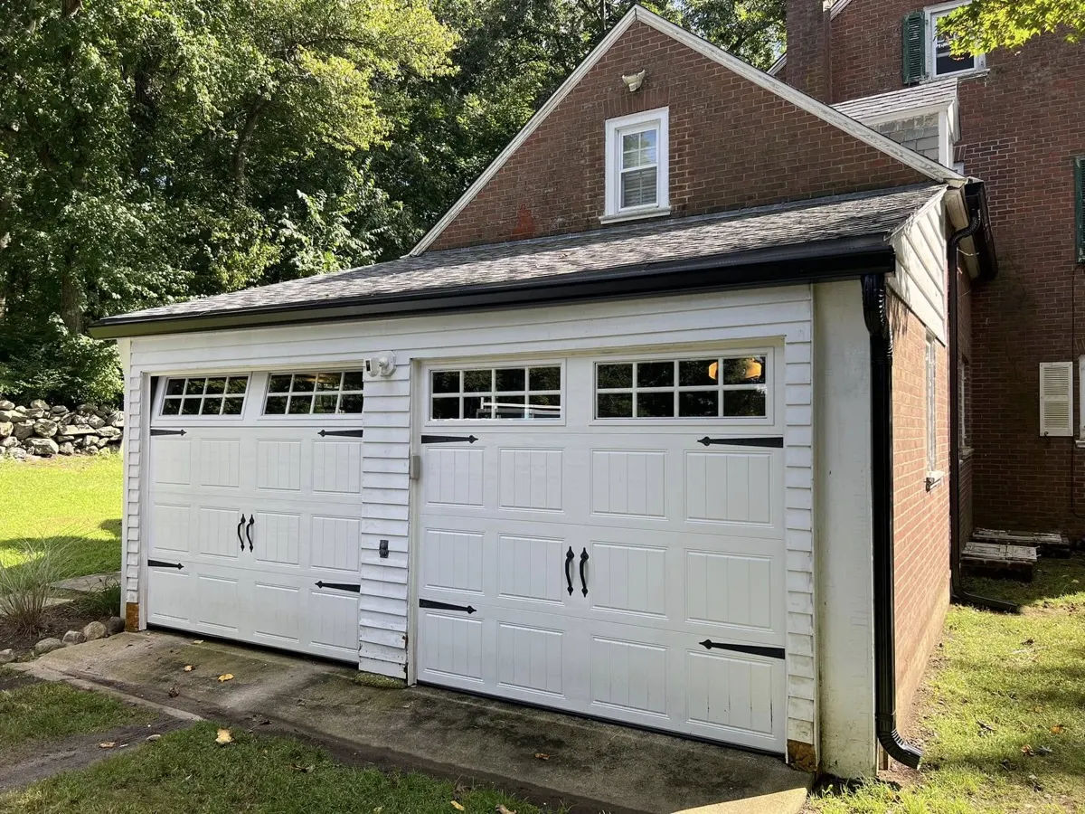 Clean, free-flowing seamless gutters on a Southbury, CT home