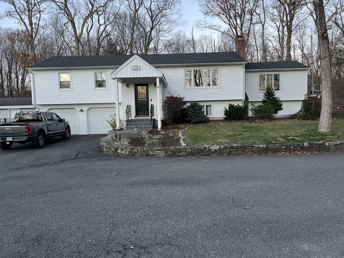 Vinyl Siding project in Southbury, CT by Martin's Aluminum